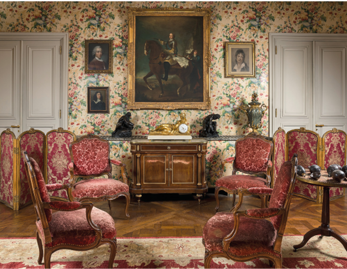 L’intérieur de l’hôtel particulier des Giscard d’Estaing rue Benouvillle, à Paris, avec une commode Louis XV estampillée Laurent Rochette. © Beaussant Lefèvre & Associés