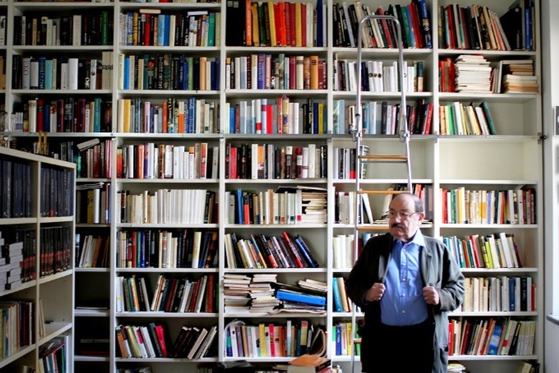 Umberto Eco dans sa bibliothèque. © D.R.