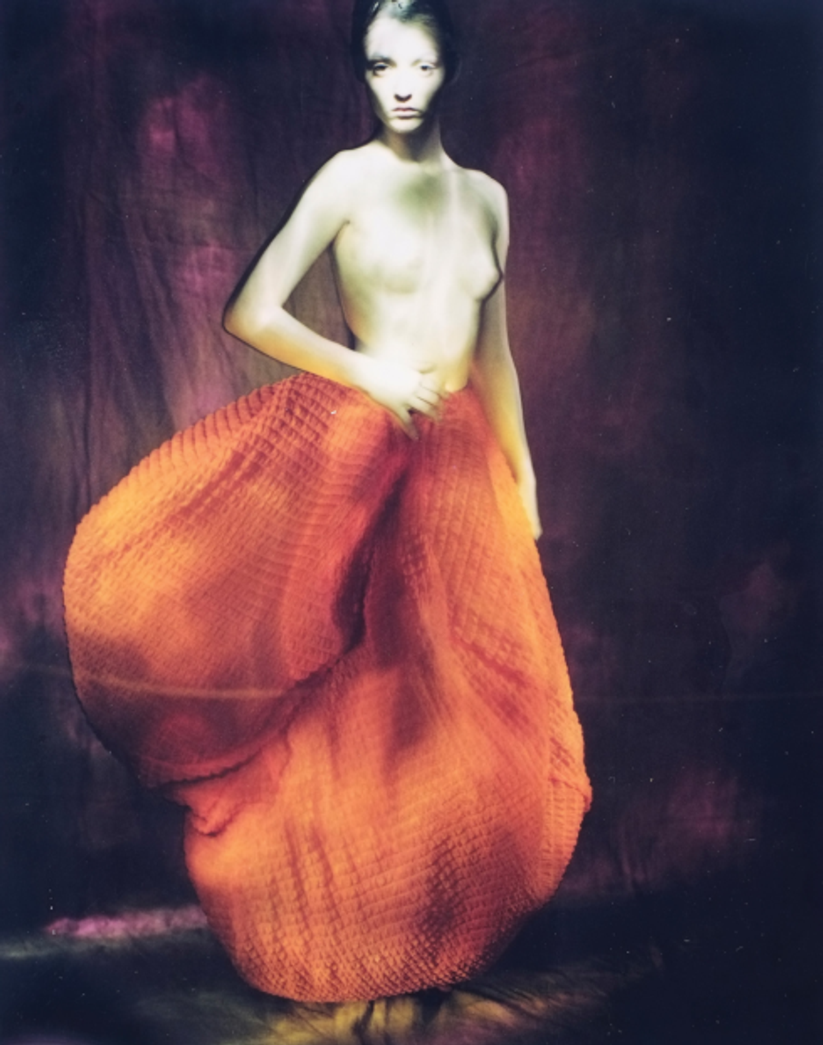 Paolo Roversi, Audrey Marnay, Comme des Garçons P/E 1997, Paris, 1996, tirage au charbon. © Paolo Roversi