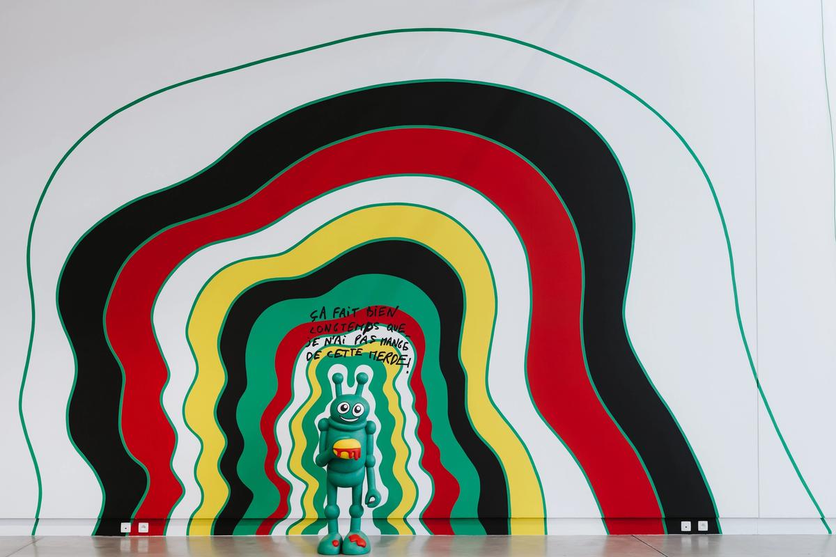 Alain Séchas, Le Martien hamburger, 2001, polyester, acrylique, peinture murale. Collection Mamco, œuvre acquise grâce à une souscription de l’Association des Amis du Mamco et des donateurs anonymes. Photo : Leslie Artamonow