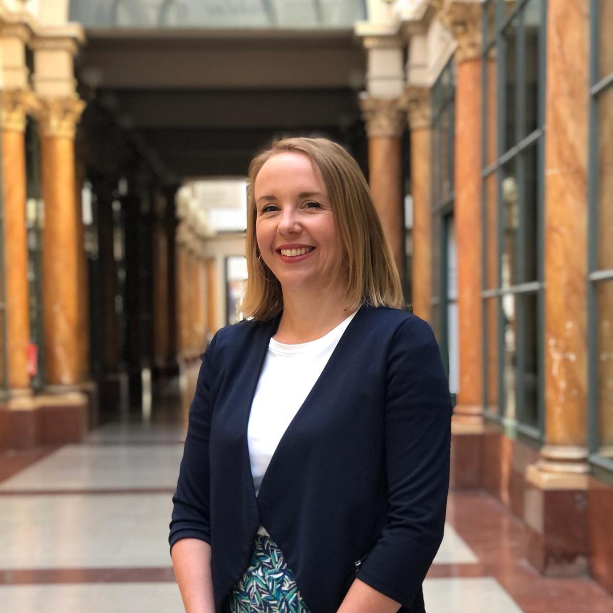 Hélène Szarzynski dans la galerie Colbert, à l'INHA. © Alexandra Thiélin, INHA, 2022