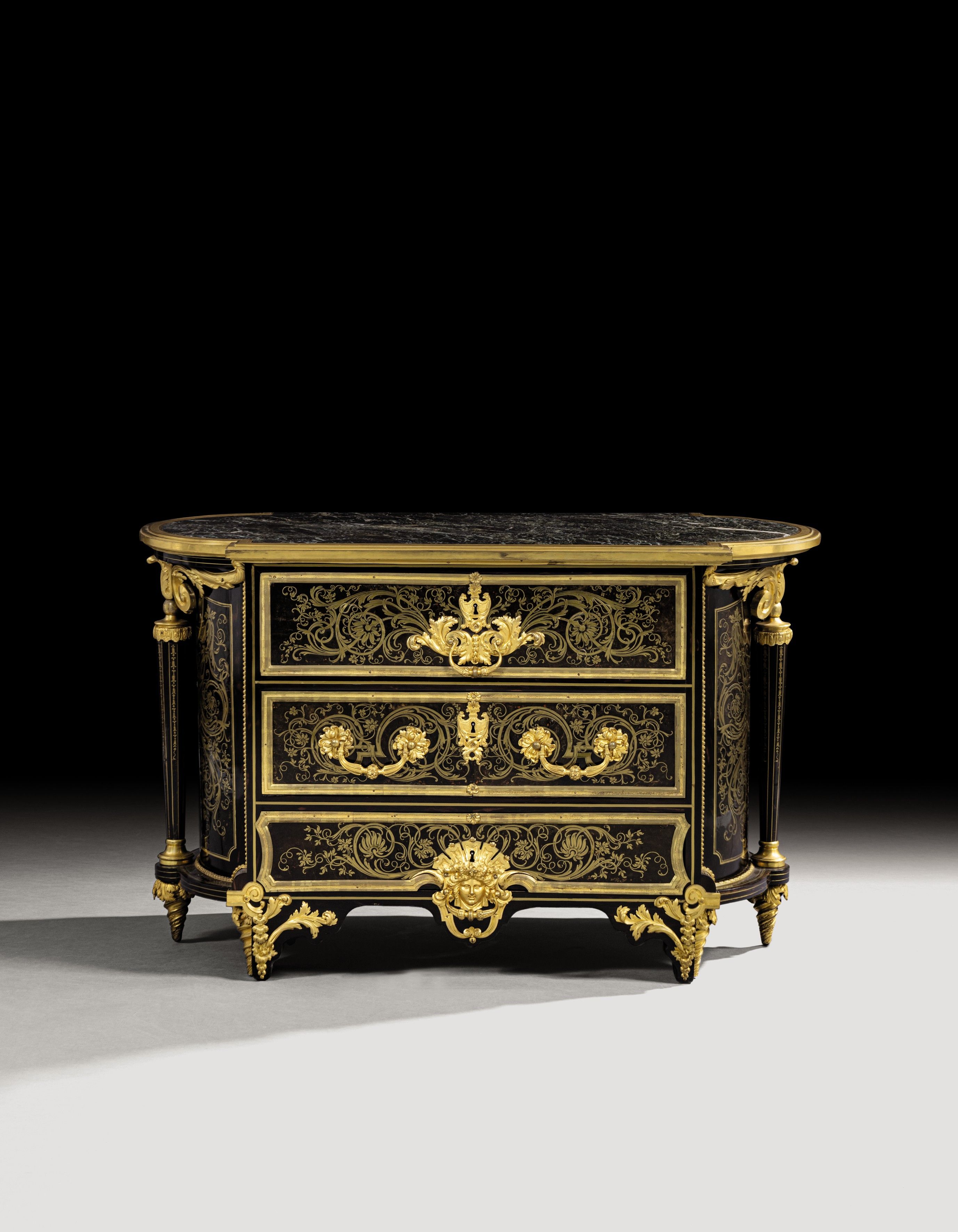 André-Charles Boulle, importante commode en tambour arrondi par « les deux bouts », marqueterie de cuivre sur fond d’écaille brune, époque Louis XIV, vers 1705-1715. © Sotheby’s 