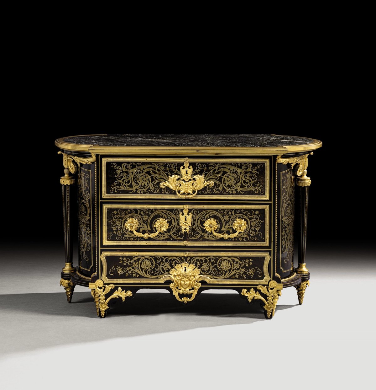 André-Charles Boulle, importante commode en tambour arrondi par « les deux bouts », marqueterie de cuivre sur fond d’écaille brune, époque Louis XIV, vers 1705-1715. © Sotheby’s