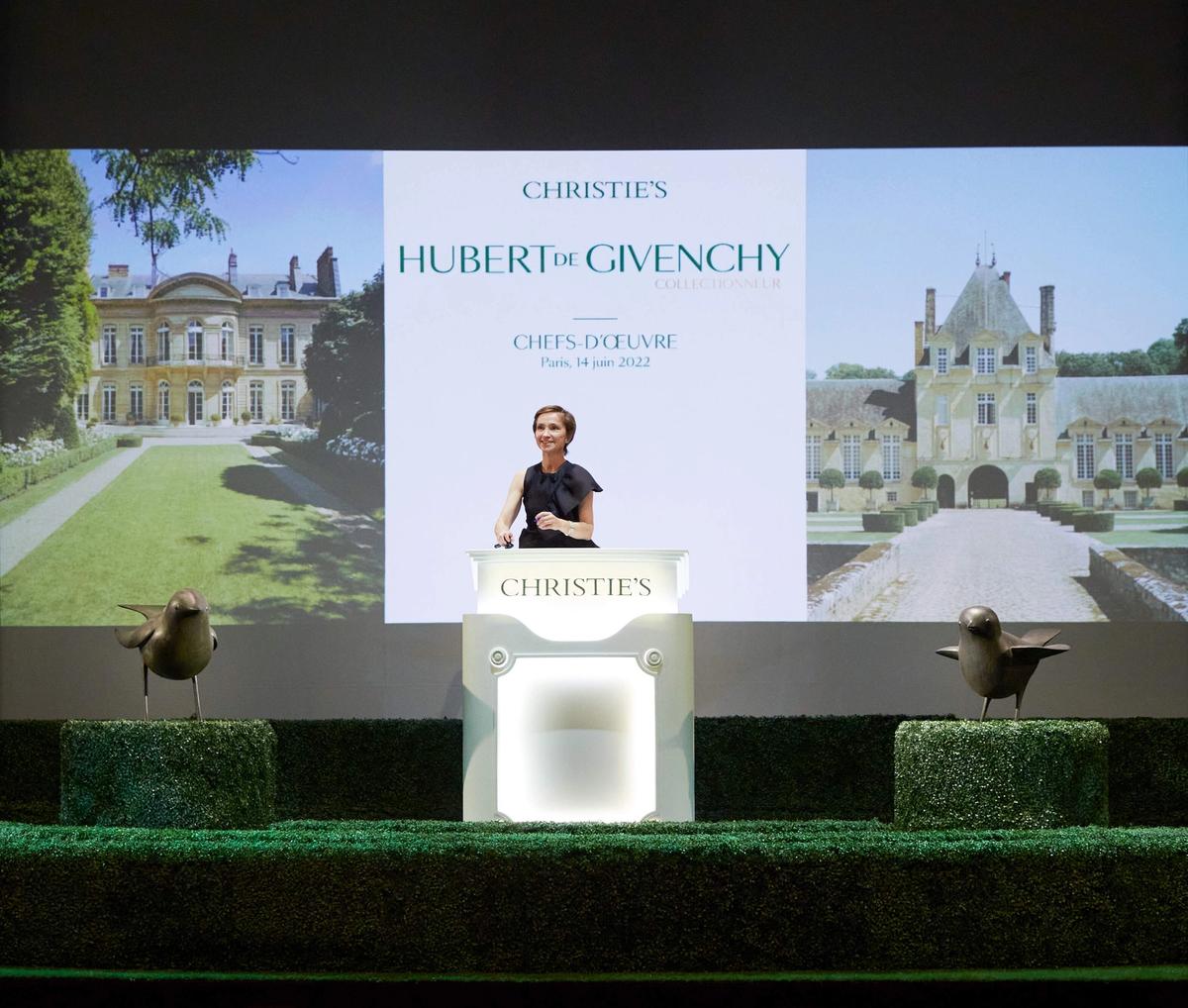 Cécile Verdier au marteau lors de la vente « Hubert de Givenchy Collectionneur » chez Christie's. © Nina Slavcheva