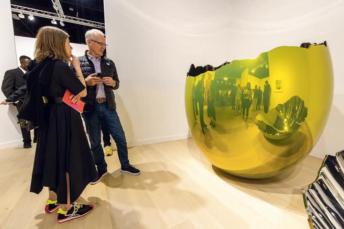 Jeff Koons, Cracked Egg (Yellow) (1994–2006), sur le stand de Gagosian à Art Basel Miami Beach. Photo : Liliana Mora