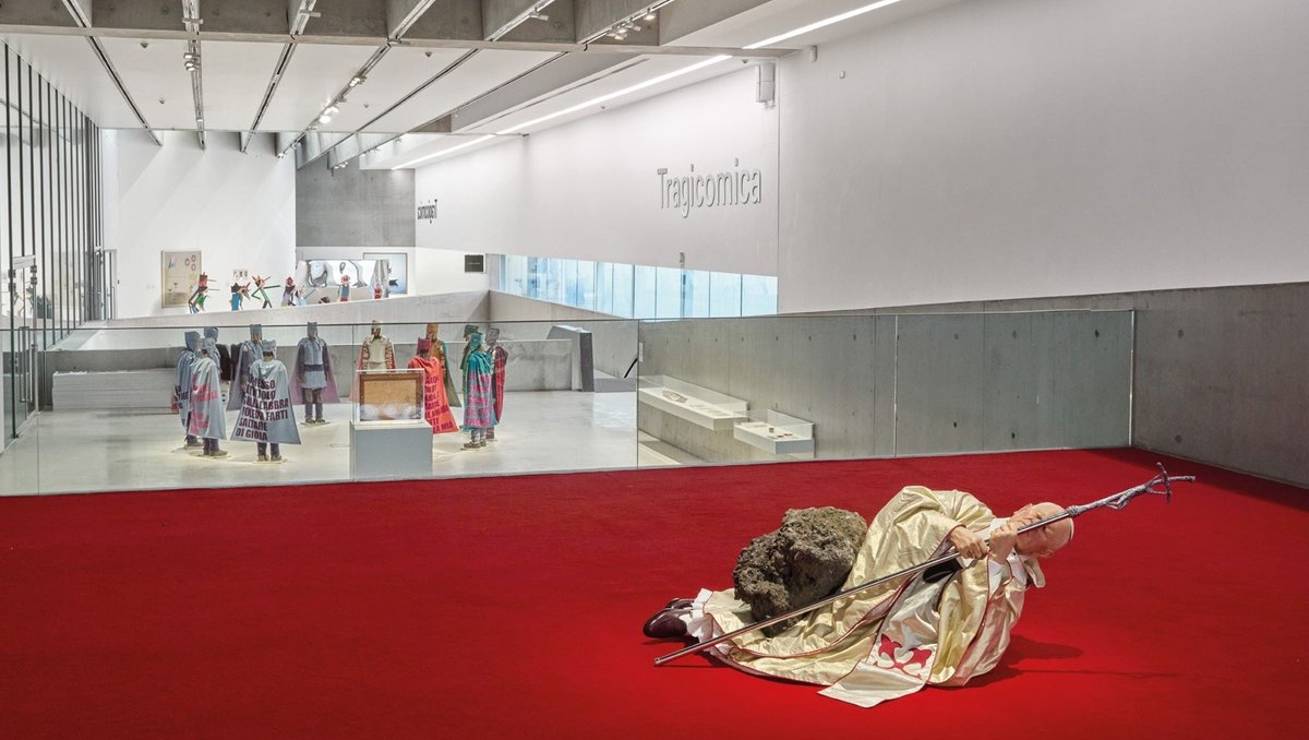 Maurizio Cattelan, La Nona Ora, 1999, techniques mixtes, installation in situ, «Tragicomica. Perspectives on Italian Art from the Mid-20th Century to Today», MAXXI, Rome, Italie, 2026. Courtesy de l’artiste, de la Pinault Collection et de la Fondazione MAXXI. Photo Simon d’Exéa