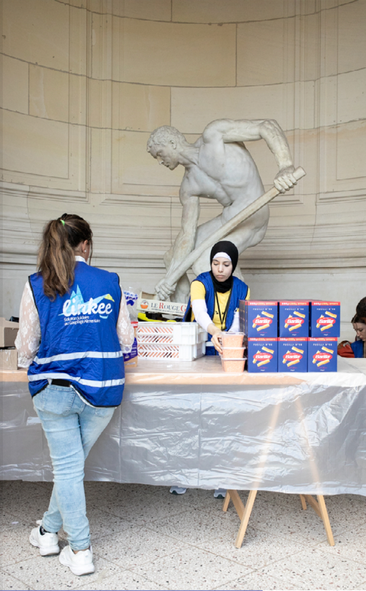 La distribution alimentaire au Palais Galliera, en août 2025. © Elodie Ratsimbazafy