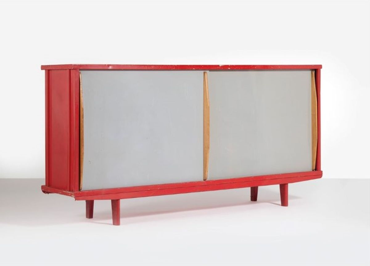 Jean Prouvé, Bahut tout aluminium N. 151, 1951-1952, tôles d’acier et d’aluminium et chêne, est. 60000-80000 euros. © Artcurial

