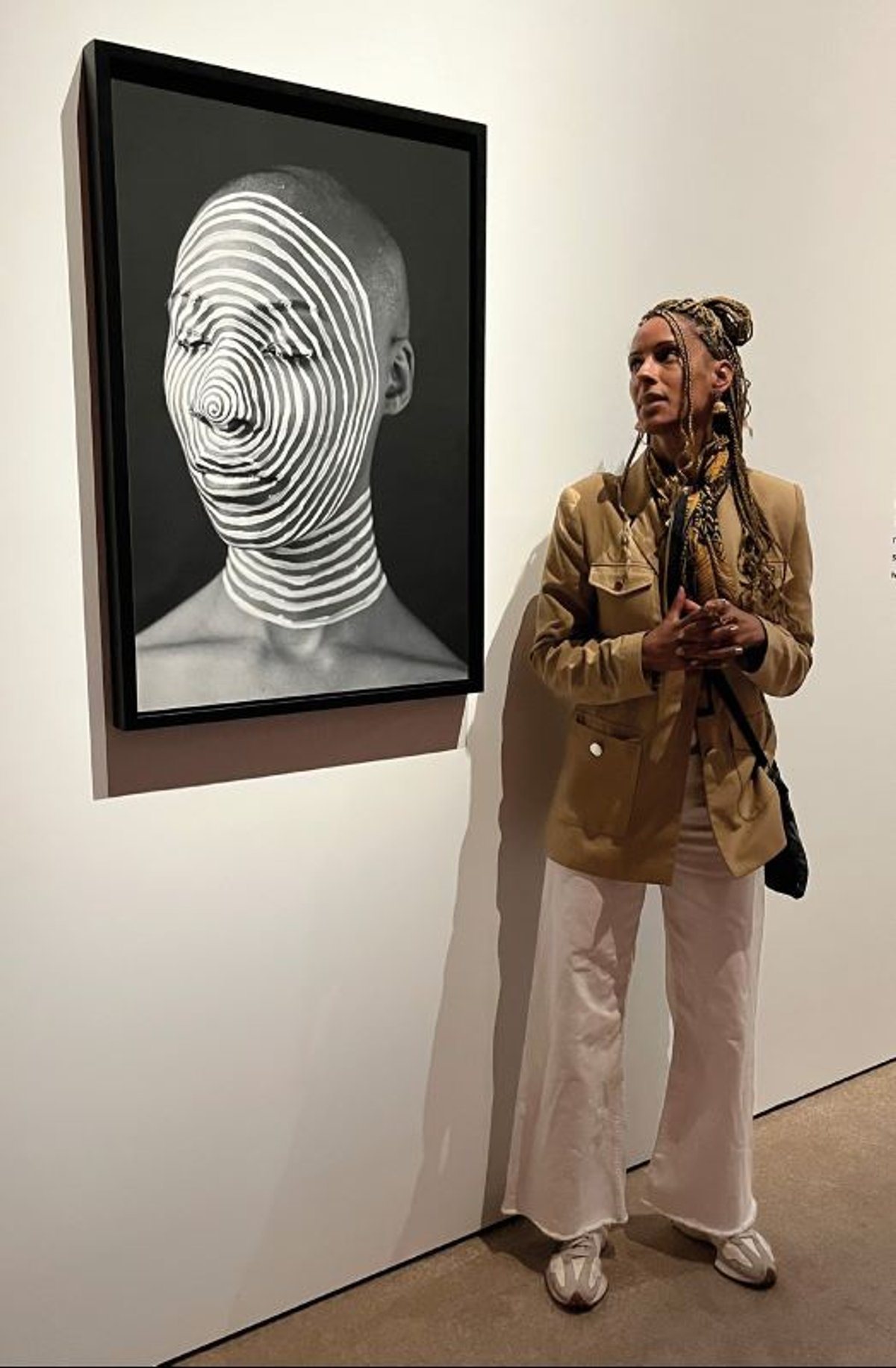 Delphine Diallo devant Infinite 3/4, photographie. © Delphine Diallo. Photo Bérénice Geoffroy- Schneiter