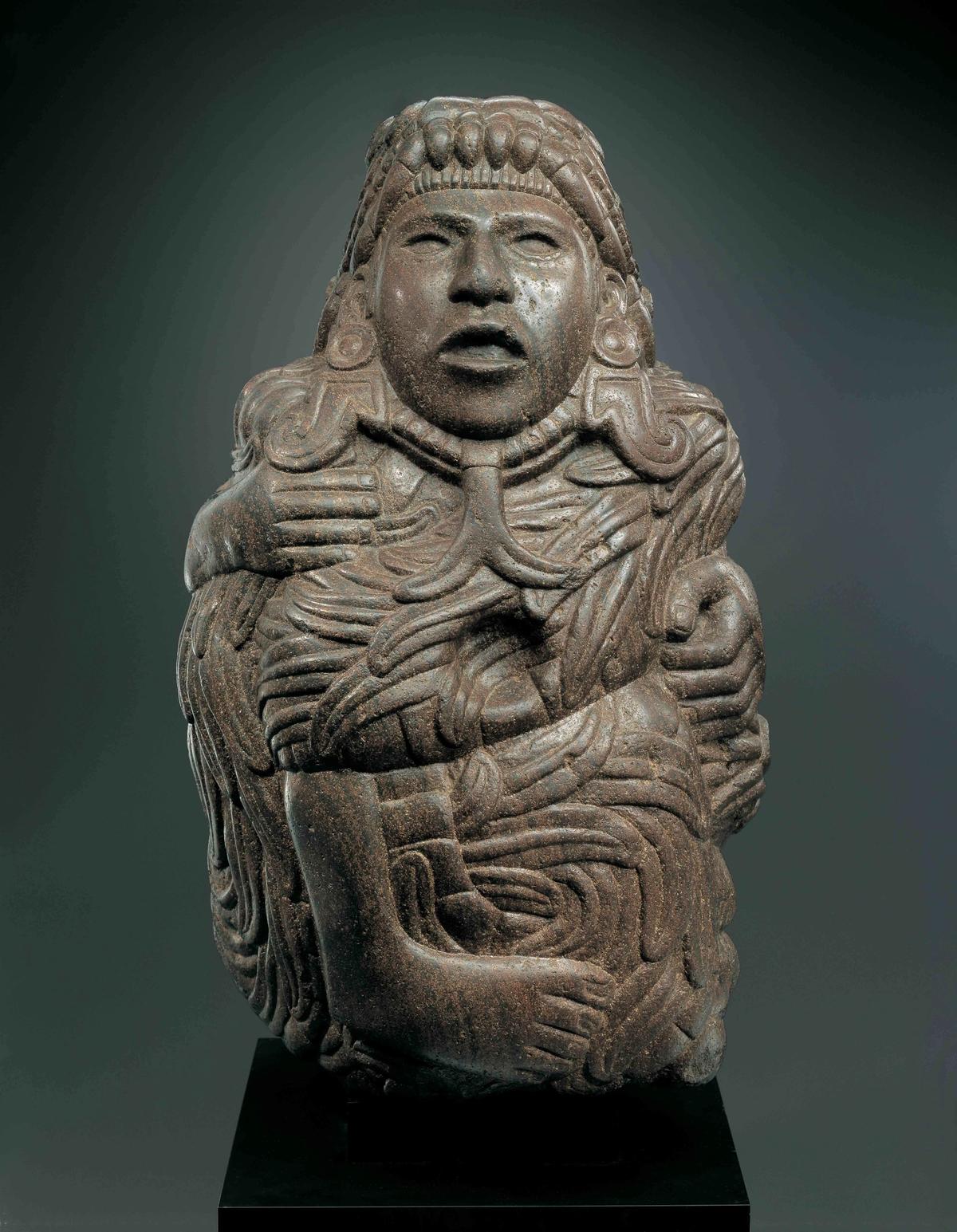 Quetzalcoatl anthropozoomorphe, Templo Mayor, Mexique, XVe -XVIe siècle, andésite, Paris, musée du Louvre. © RMN-Grand Palais (musée du quai Branly – Jacques Chirac)/Daniel Ponsard