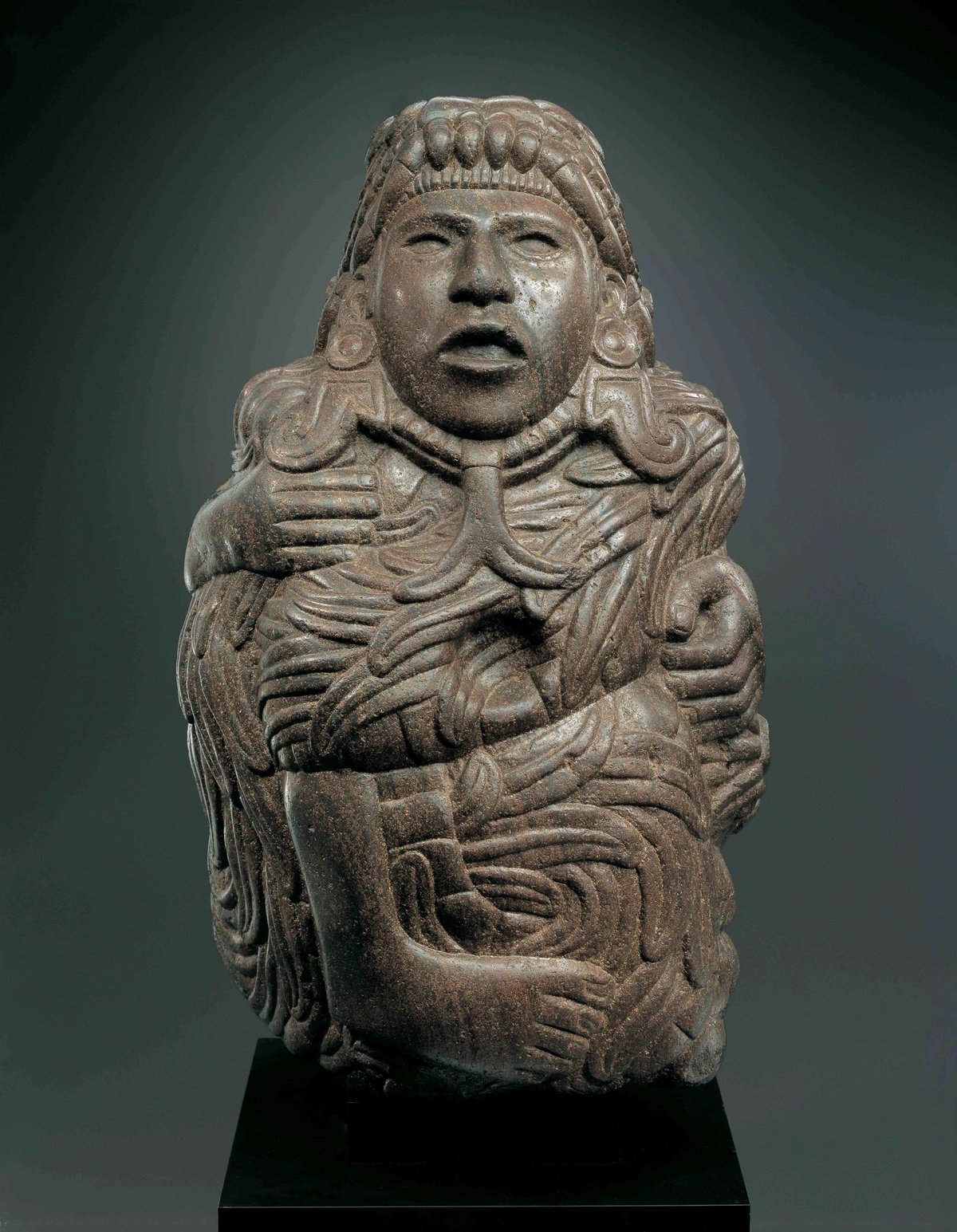 Quetzalcoatl anthropozoomorphe, Templo Mayor, Mexique, XVe -XVIe siècle, andésite, Paris, musée du Louvre. © RMN-Grand Palais (musée du quai Branly – Jacques Chirac)/Daniel Ponsard