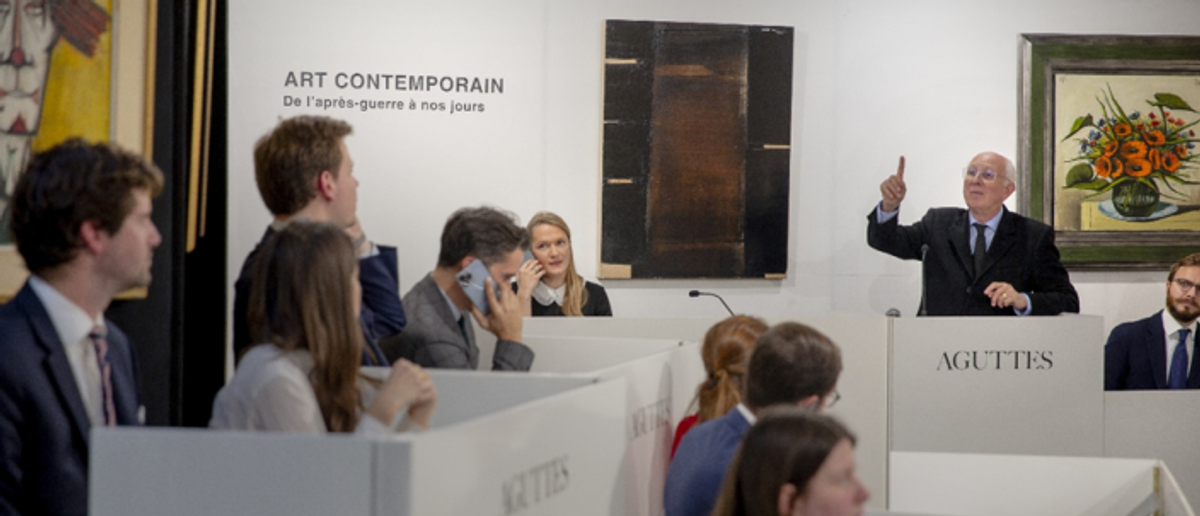 La maison dirigée par le commissaire-priseur Claude Aguttes (ici au marteau) a totalisé 86,5 millions d'euros en 2022. Photo : Aguttes