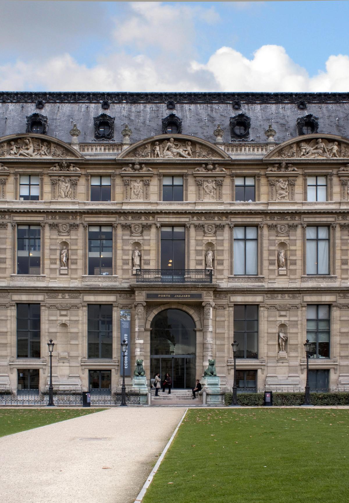 Façade de l’École du Louvre, porte Jaujard, aile de Flore. Photo : Wikipédia