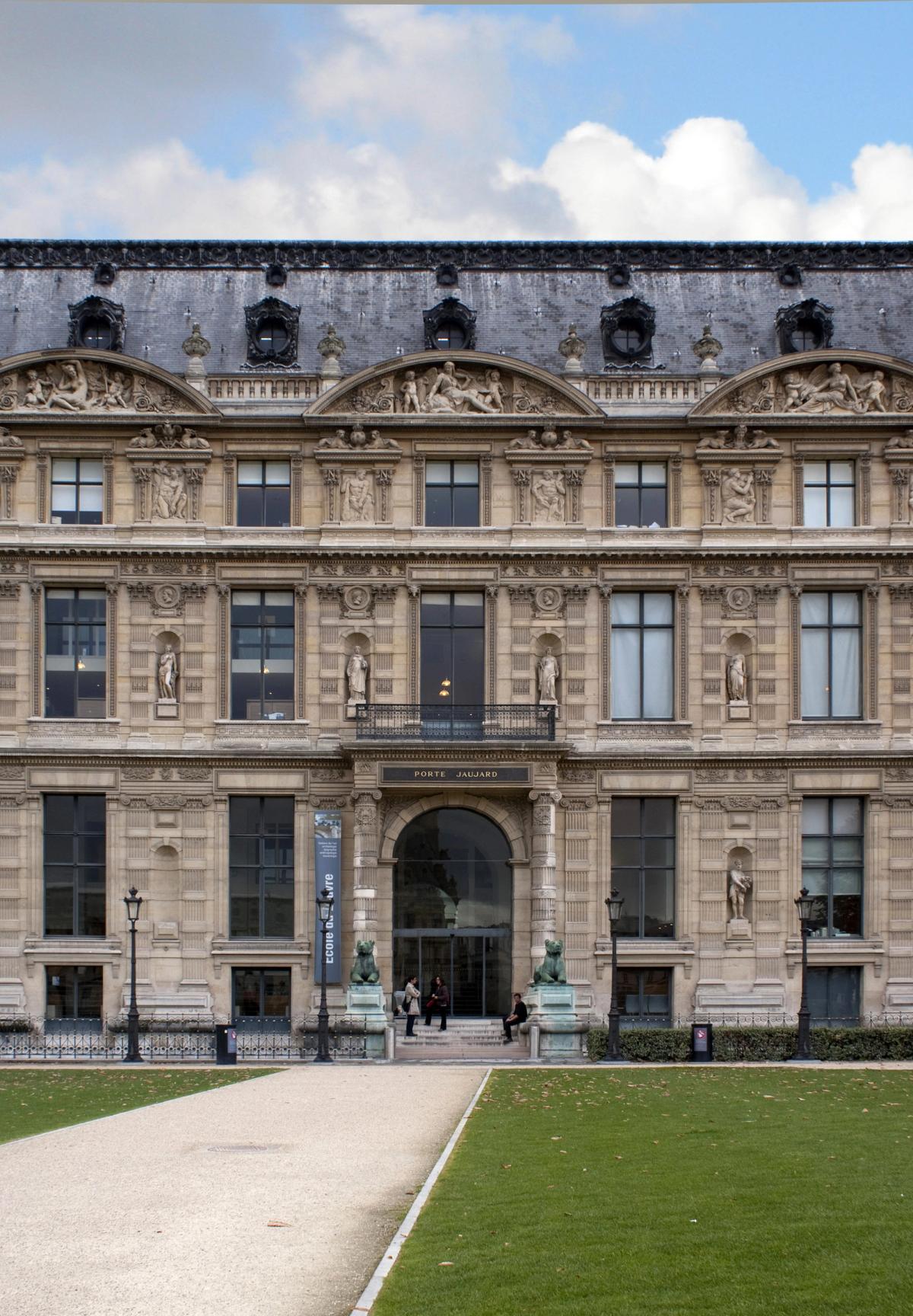 Façade de l’École du Louvre, porte Jaujard, aile de Flore. Photo : Wikipédia 