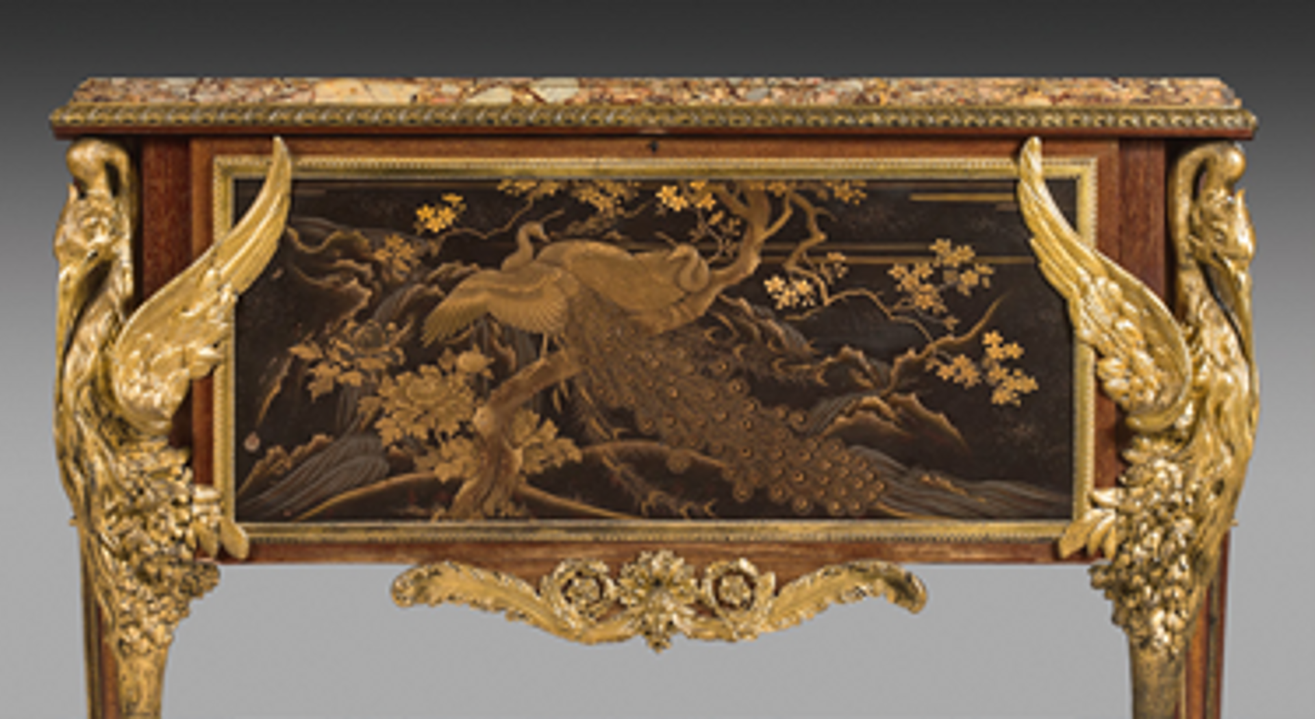 Henry Dasson, cabinet aux iris, fin du XIXe siècle, panneau en laque takamaki-e à décor de paons en or, encadrements d’amarante. Est. 30000-50000 euros. © Farrando/Drouot