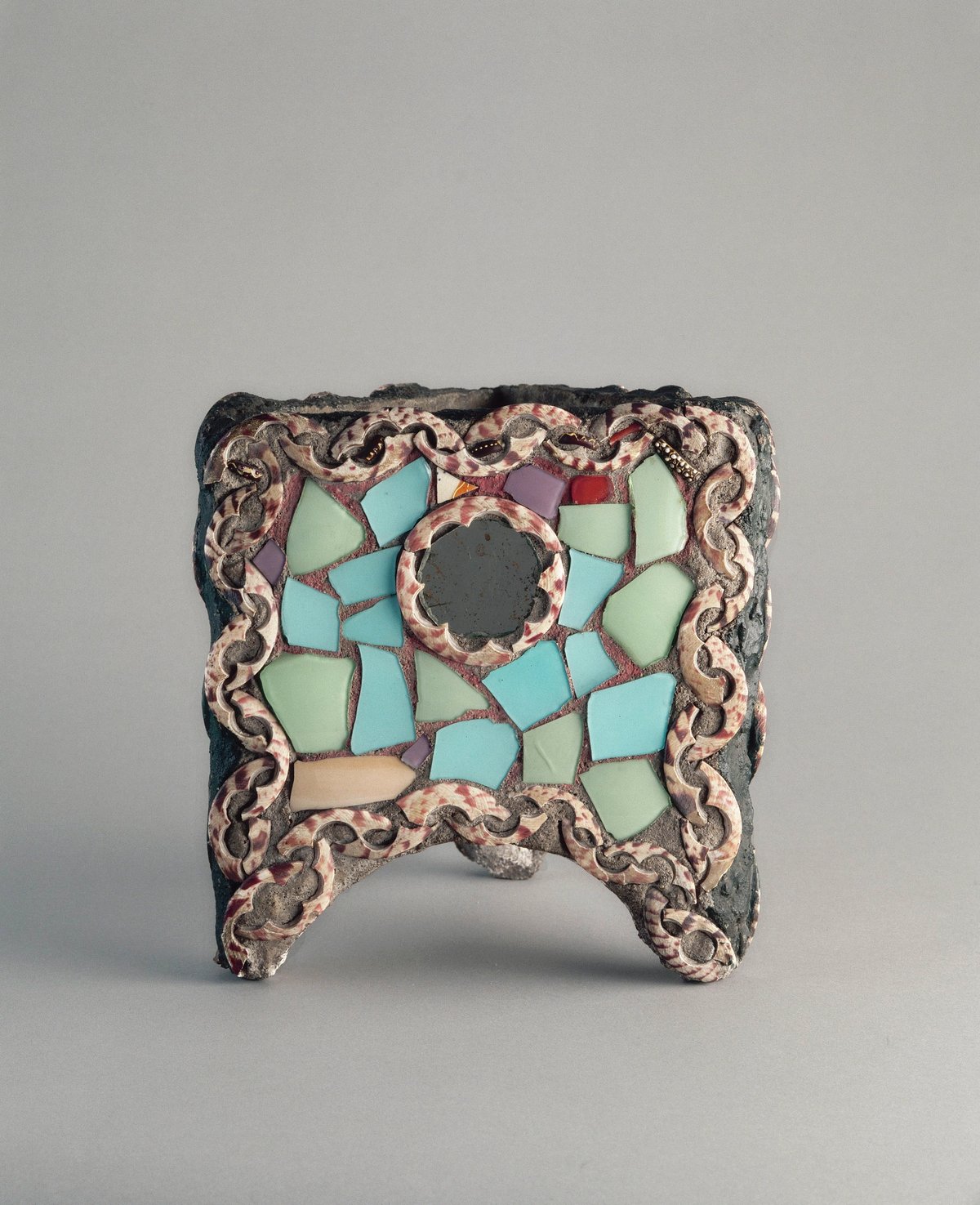 Antoni Gaudí, Jardinière tripode de section triangulaire, 1905, ciment incrusté d’un miroir circulaire et de fragments de verres polychromes, de faïence et de porcelaine. © RMN-Grand Palais (musée d’Orsay)/ René-Gabriel Ojéda