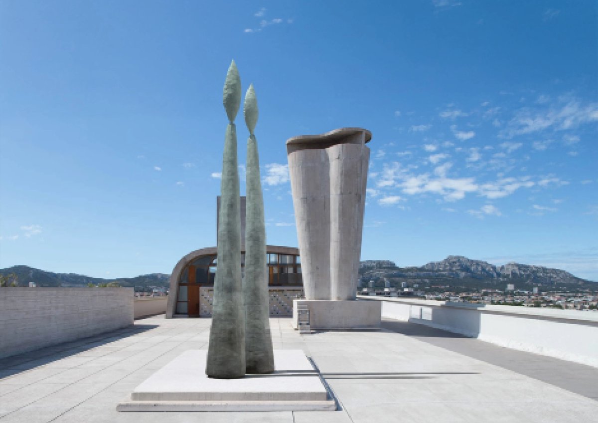 Rendu de l'installation au MaMo by Ora Ïto, sur la terrasse de la Cité radieuse, à Marseille, de l'œuvre de Sterling Ruby, DOUBLE CANDLE (2018), bronze patiné. © Sterling Ruby. Courtesy Sterling Ruby Studio et Gagosian