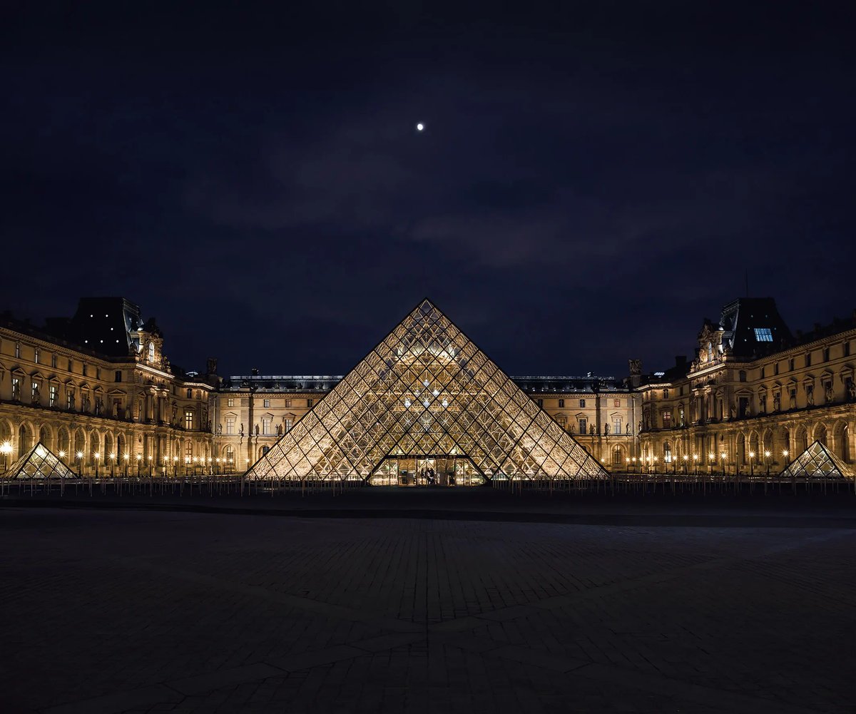 Musée du Louvre de nuit. © DR
