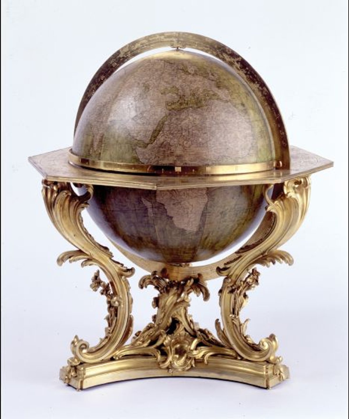 Claude-Siméon Passemant (ingénieur), Joseph-Léonard Roque (horloger), Philippe Caffieri (bronzier), Guillaume de La Haye (graveur) et Gobin (dessinateur), Globe mouvant terrestre du cabinet de Physique et d’Optique du Roi au château de La Muette, 1759, bibliothèque de l’Observatoire, Paris.
©Bibliothèque de l’Observatoire de Paris