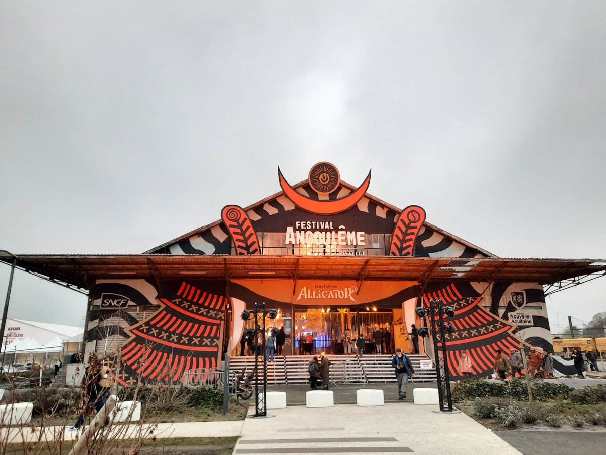 La Halle 57, friche ferroviaire transformée en Alligator 57 par les Bordelais de Darwin lors de la 52e édition du FIBD, en 2025. Angoulême Tourisme