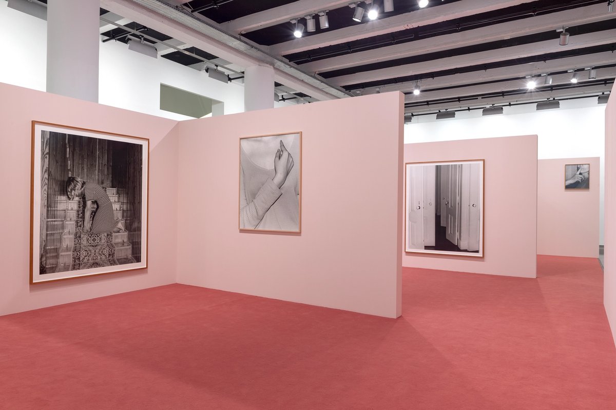 Vue de l’exposition « Joanna Piotrowska – Entre nous », LE BAL, Paris, février 2023. © Marc Domage