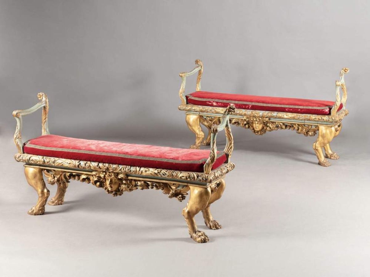 Paire de banquettes peintes en bois doré, travail italien, Rome, milieu du XVIIIe siècle, adjugée 381 000 euros (estimation de 30 000 à 50 000 euros). Courtesy de Sotheby’s