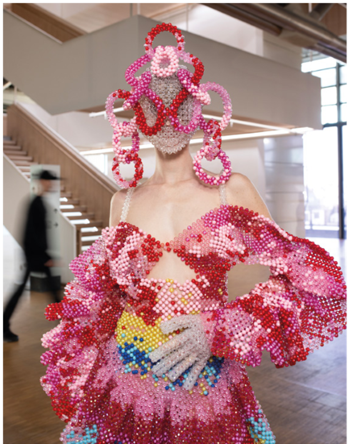 Kevin Germanier, Alien brodé, 2023, recyclage de 3 silhouettes de sa collection printemps-été 2022 pour l’exposition « La Traversée des apparences », perles de plastique « upcyclées » de Hong Kong et fils de pêche, collection du styliste. © Kevin Germanier. Photo Laurent Delhourme/ Centre Pompidou