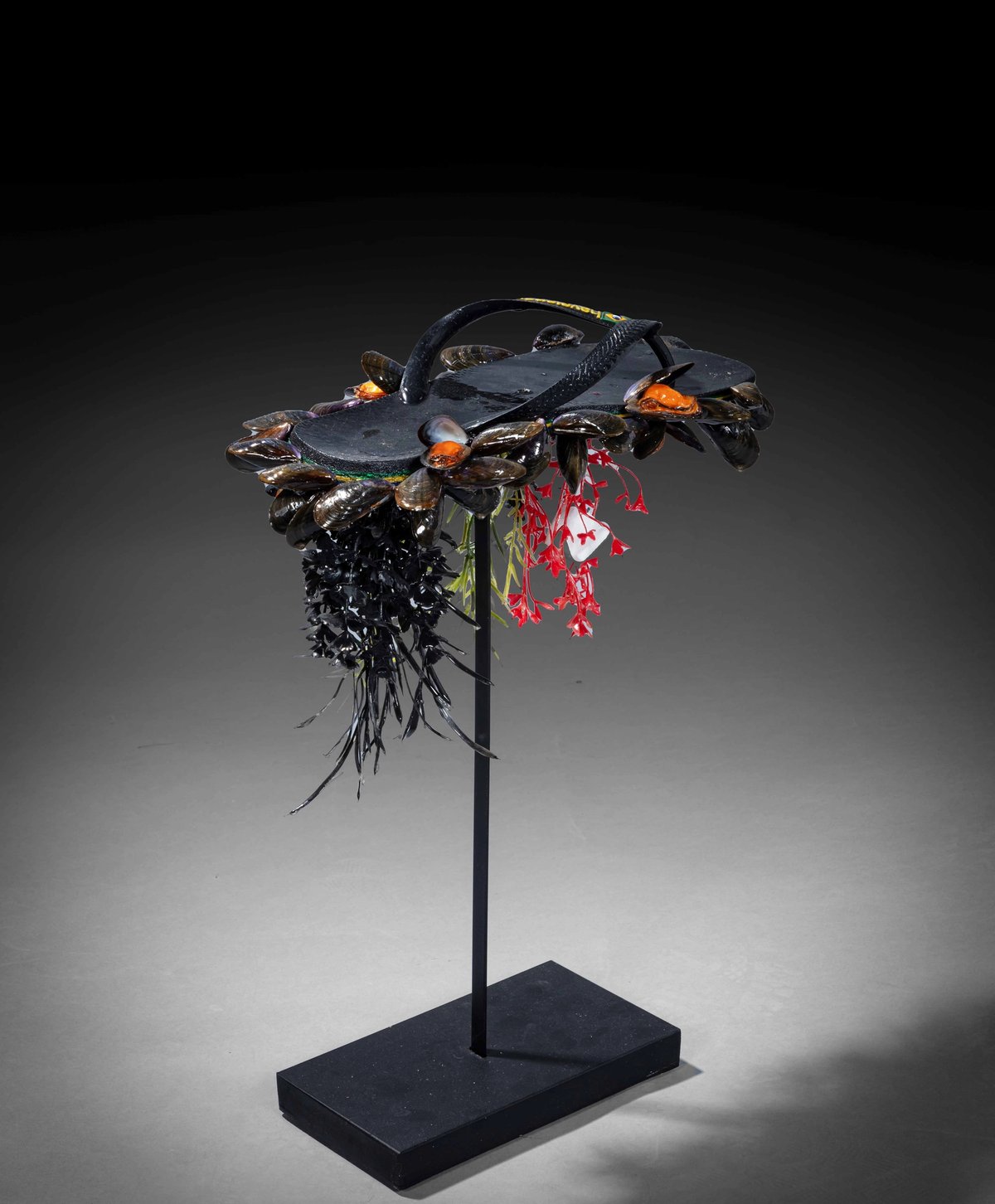 Gilles Barbier, Le Radeau, 2017, tong, moules, résine PU et résine époxy, peinture à l’huile et algues artificielles. Courtesy Giquello