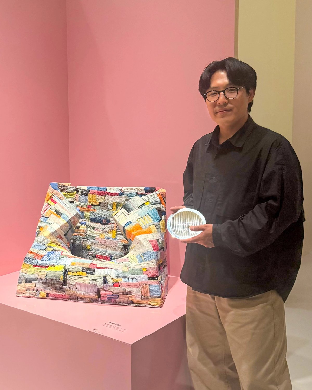 Jongjin Park et son oeuvre, Strata of Illusion, 2025. Courtesy de la galerie Daguet-Bresson