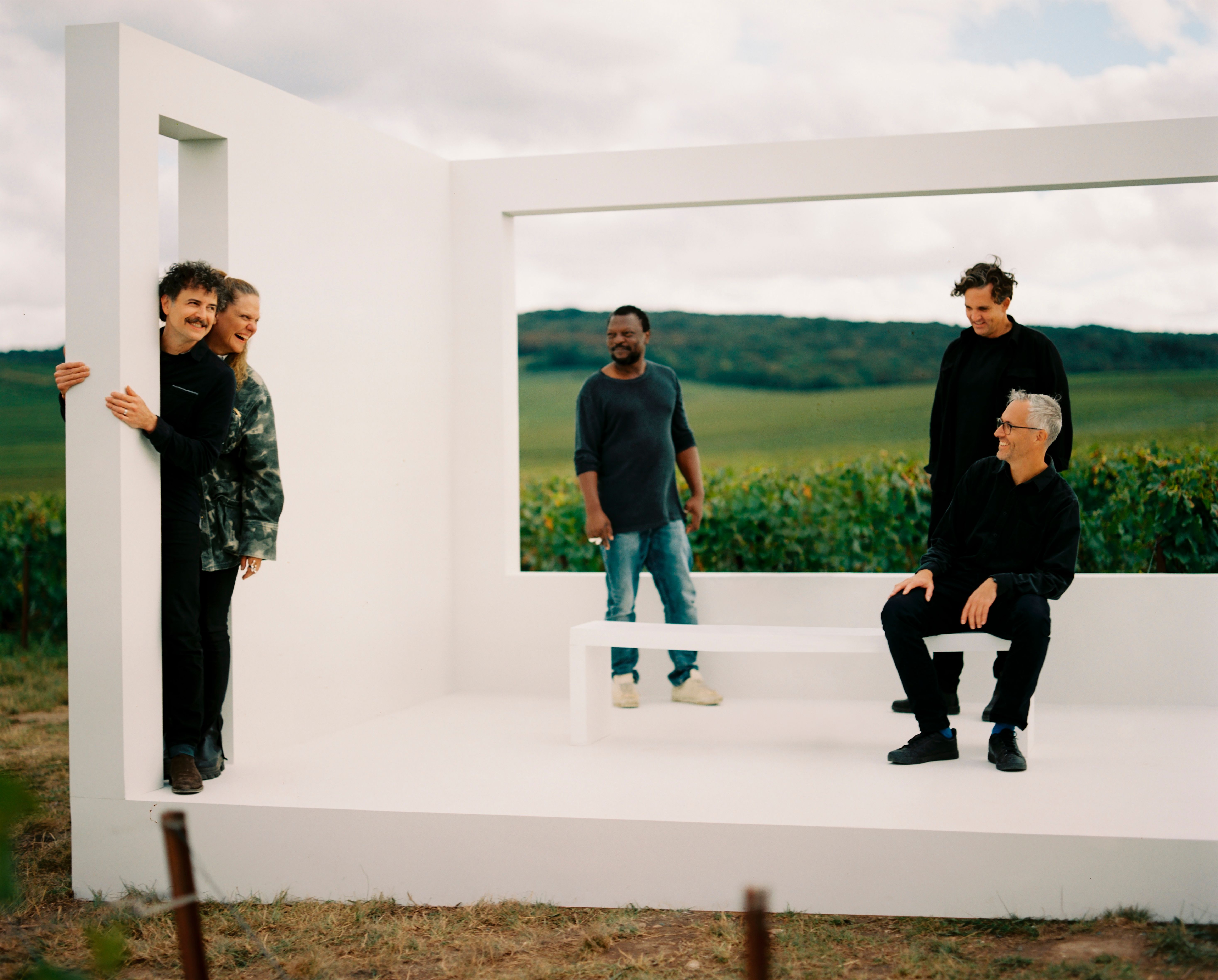 De gauche à droite, Henrique Oliveira, Andrea Bowers, Pascale Marthine Tayou, Thijs Biersteker et Marcus Coates dans le vignoble de Sillery, Champagne, France, 2023 (Tomoko Sauvage est absente de la photo). © Marion Berrin, Ruinart