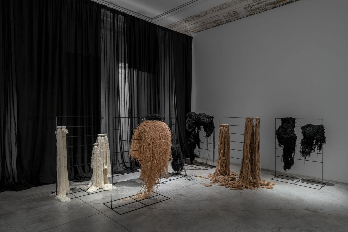 Vue de l'exposition « Joël Andrianomearisoa, Things and Something to Remember Before Daylight », Galerie Almine Rech, 2024.
© L'artiste et Galerie Almine Rech. Photo Nicolas Brasseur