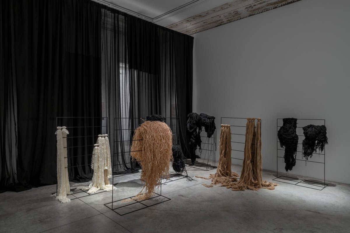 Vue de l'exposition « Joël Andrianomearisoa, Things and Something to Remember Before Daylight », Galerie Almine Rech, 2024.
© L'artiste et Galerie Almine Rech. Photo Nicolas Brasseur