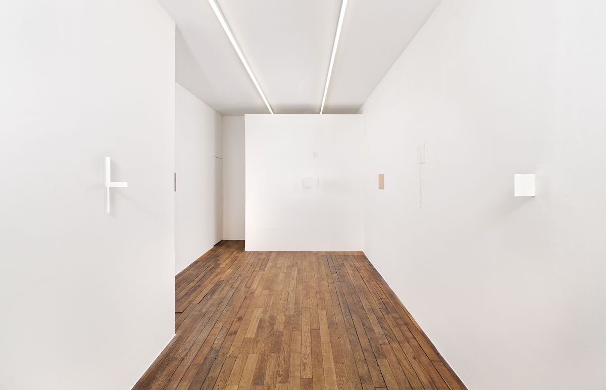 Vue de l’exposition « Fernanda Gomes », Galerie Peter Kilchmann, Paris, 2025. Courtesy de l’artiste, de la Galerie Peter Kilchmann et de Peter Freeman, Inc. Photo Aurélien Mole
