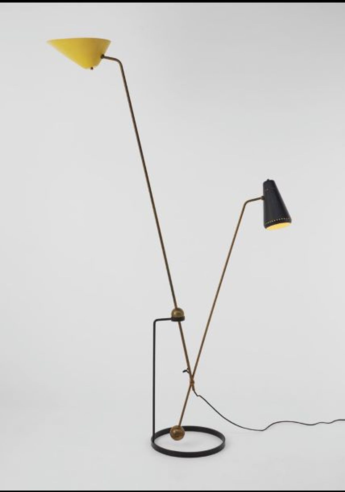 Pierre Guariche, Lampadaire G23, édition Pierre Disderot, 1951, laiton poli, métal et aluminium laqués.
© Galerie Pascal Cuisinier