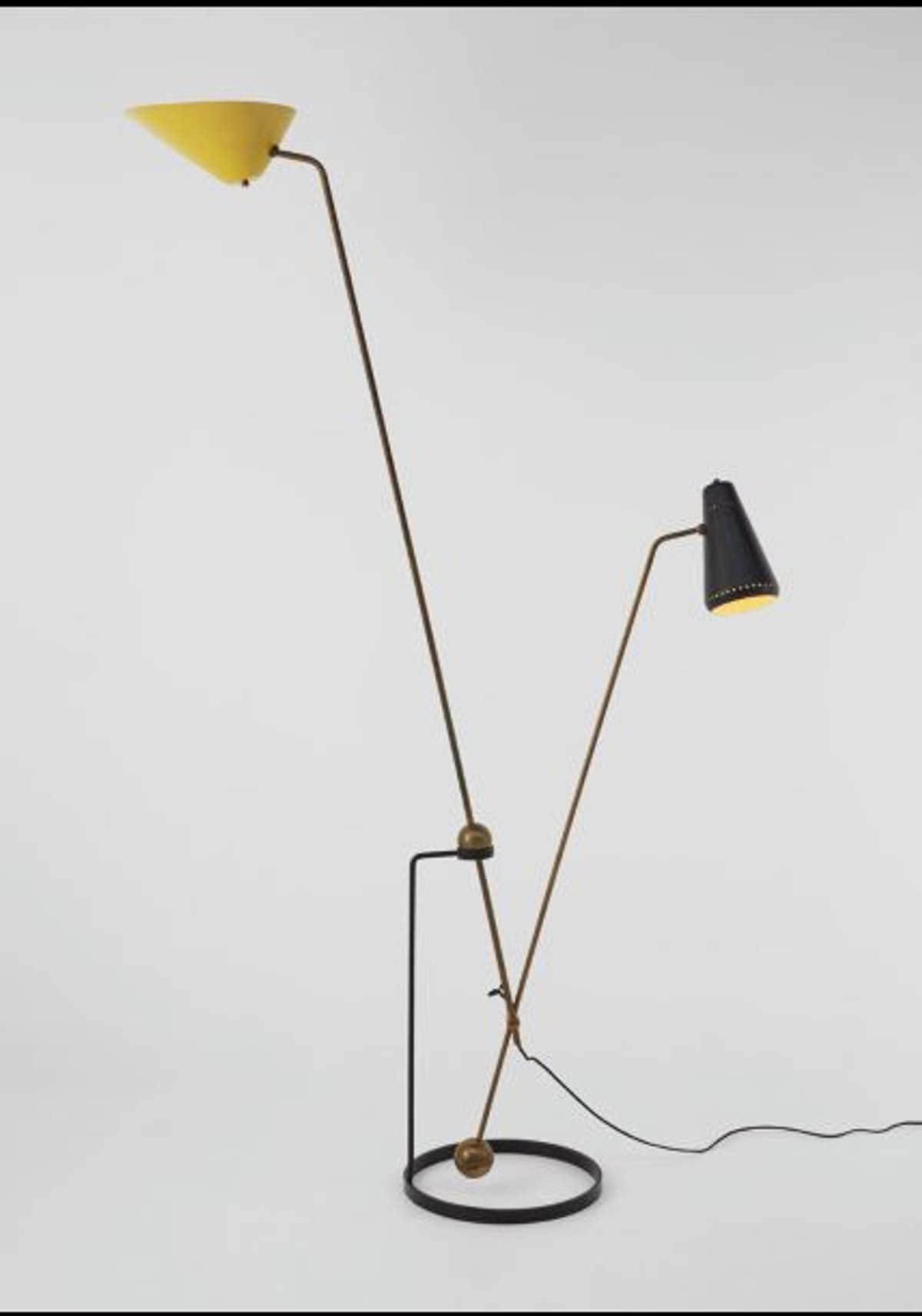Pierre Guariche, Lampadaire G23, édition Pierre Disderot, 1951, laiton poli, métal et aluminium laqués.
© Galerie Pascal Cuisinier