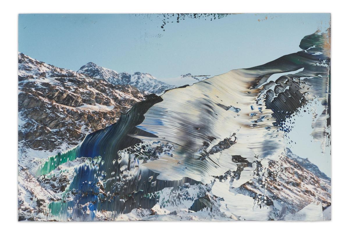 Gerhard Richter, Val Fex, Piz Chapütschin (1992). Peinture à l'huile sur photographie couleur, 10 x 15 cm. © Gerhard Richter 2023, collection privée. Photo : Jon Etter