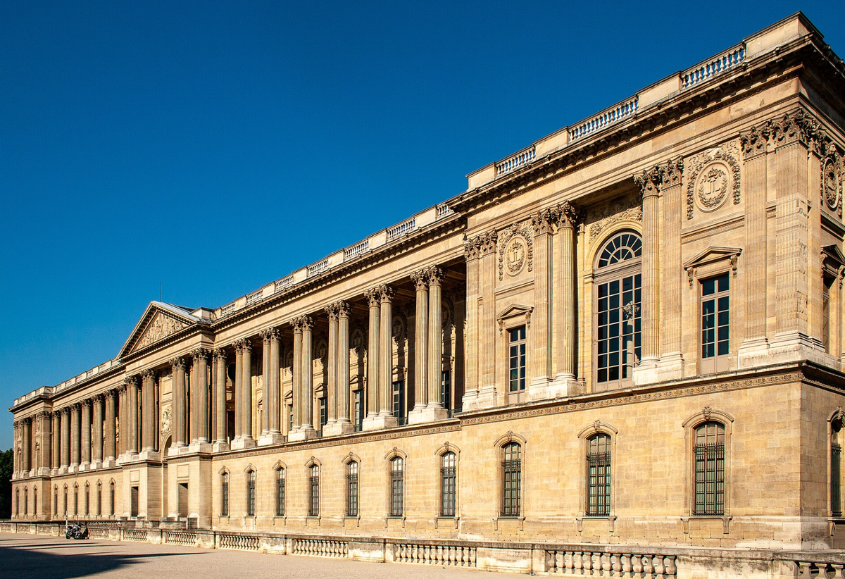 La colonnade de Perrault du musée du Louvre, à Paris. Wikipédia