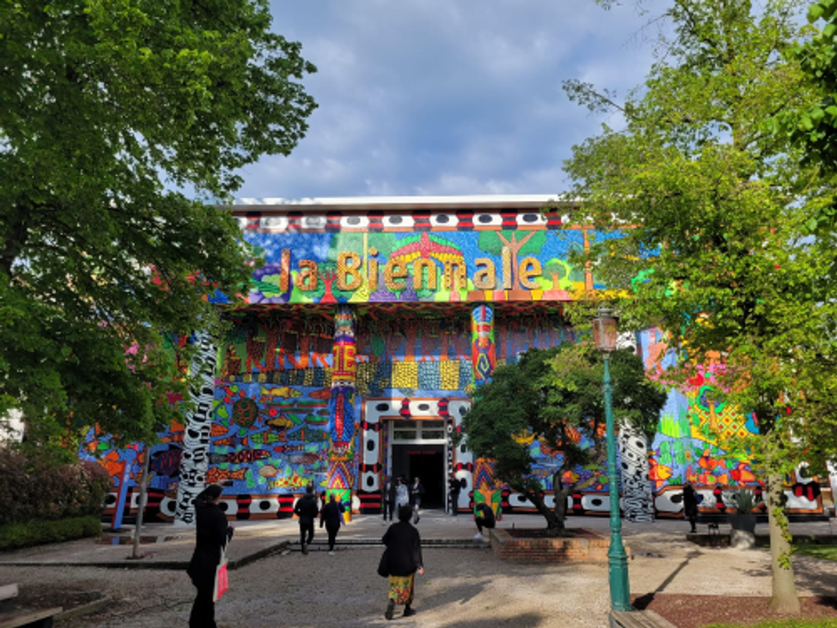 Vue de la peinture murale du collectif brésilien MAHKU (Mouvement des artistes Huni Kuin) aux Giardini, 2024, photo Alexandre Crochet.