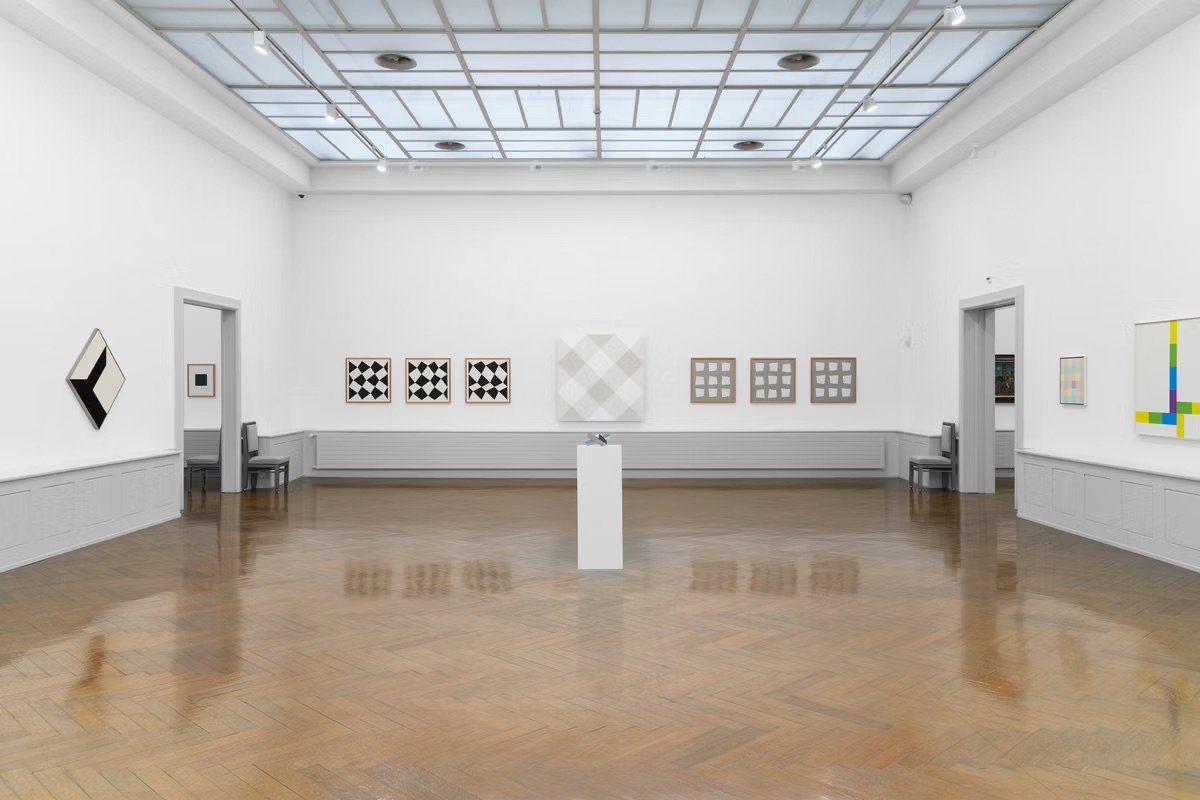Vue de l’exposition « Voyages en zigzag. La collection de Philippe Bodenmann » au Musée des beaux-arts de La Chaux-de-Fonds, avec, au centre, le relief monochrome sans titre (1998) d’Andreas Christen. Photo Gaspard Gigon