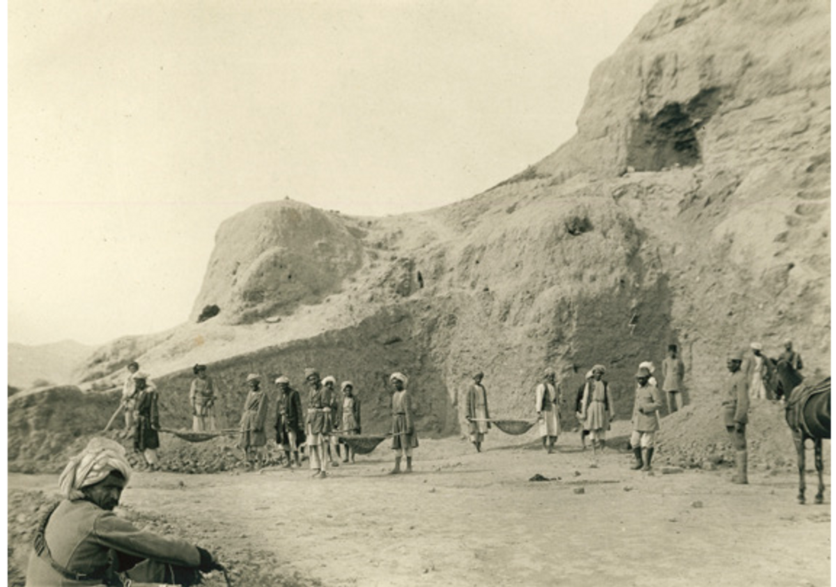 Fouille du stupa de Top-e Rostam, Balkh, Afghanistan, 1924, photographie d’Alfred Foucher.
© MNAAG, Paris. Dist. RMN-GP/Image musée Guimet