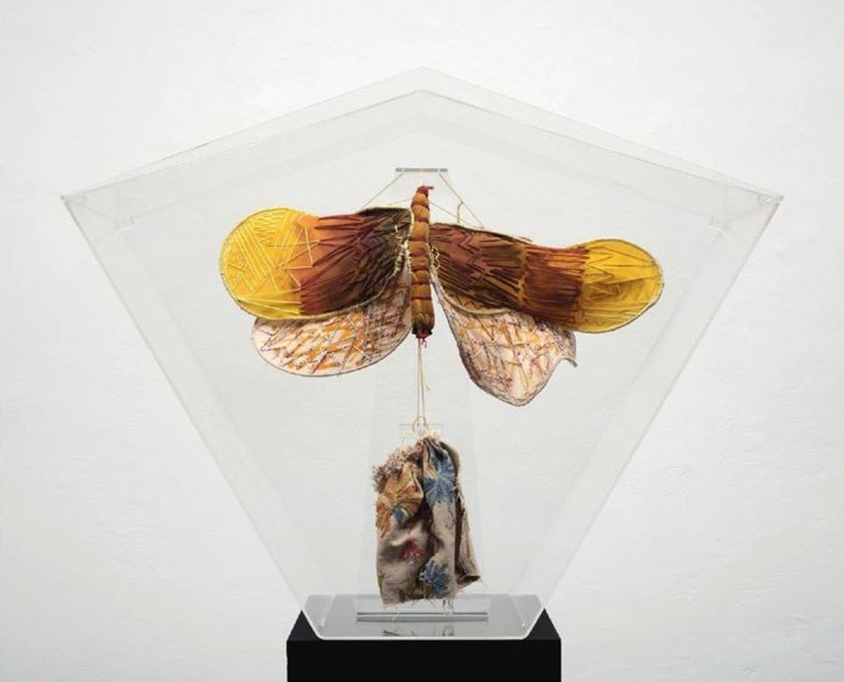 Clemen Parrocchetti, Tarma (Mite), 1998, broderie au fil de laine sur tissu et fil de fer. Courtesy des Archivio Clemen Parrocchetti et de ChertLüdde, Berlin. Photo Antonio Maniscalco