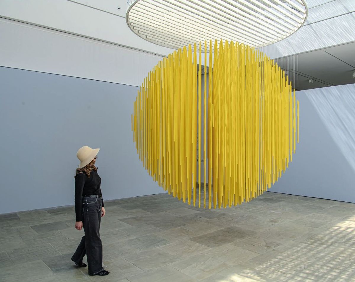 Jesús Rafael Soto, Esfera Amarilla, 1984, métal peint et fils de nylon, île de Porquerolles, Villa Carmignac, 2025. © Jesús-Rafael Soto. Courtesy de la galerie Elvira González, Madrid. Photo Fondation Carmignac/Thibaut Chapotot