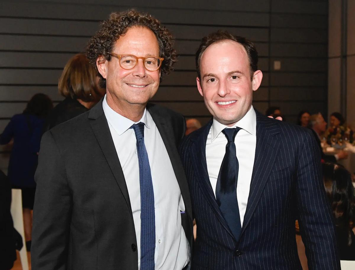 Adam Weinberg et Scott Rothkopf lors du dîner d'inauguration de la rétrospective « Jasper Johns : Mind/Mirror » au Whitney Museum of American Art, à New York, en septembre 2021. Photo : Matthew Carasella