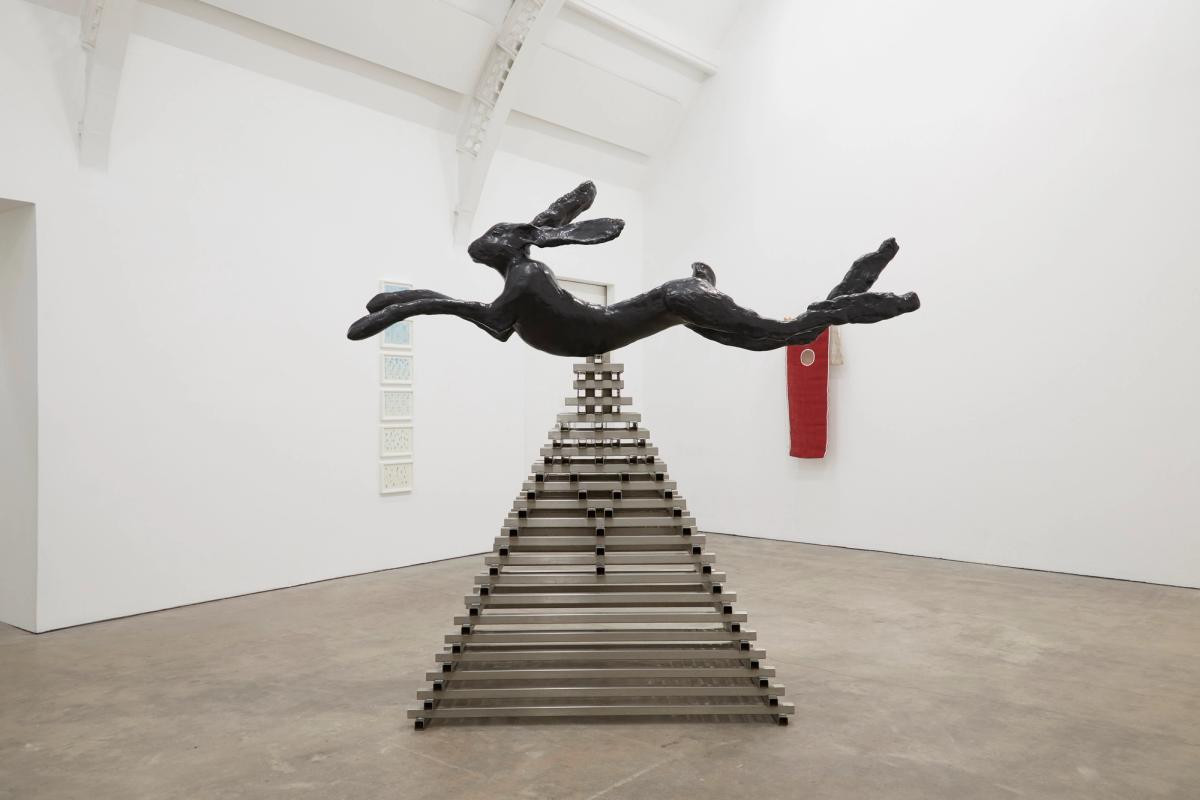 Barry Flanagan, Large Leaping Hare, 1982, ziggourat en bronze sur acier. Photo : Stuart Whipps