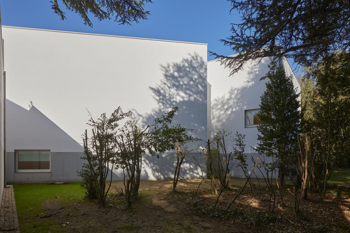 La nouvelle aile conçue par Álvaro Siza pour le Musée d’art contemporain Serralves de Porto, au Portugal. Fondation Serralves, Musée d’art contemporain Serralves. Photos © Filipe Braga