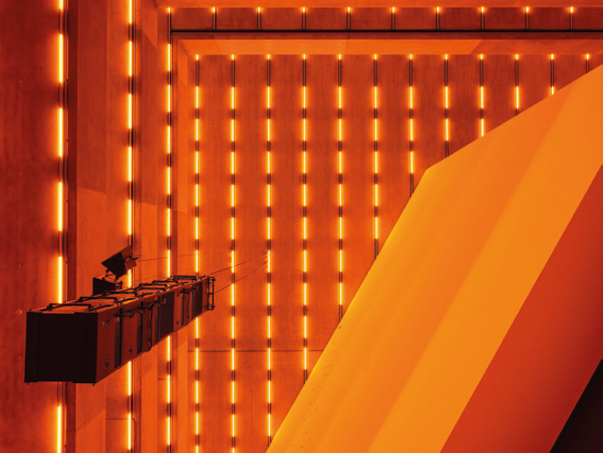 Steve McQueen, Bass, 2024, lampes LED et son.
© Steve McQueen. Courtesy de la Schaulager Laurenz Foundation et de la Dia Art Foundation. Photo Pati Grabowicz