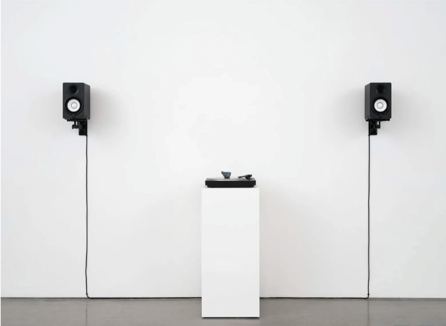 Christine Sun Kim, Community Sigh, 2025, plateaux, enceintes, stabilisateurs de vinyles en céramique, vinyles pressés sur mesure et son. Courtesy de l’artiste et de la galerie François Ghebaly. Photo D.R.
