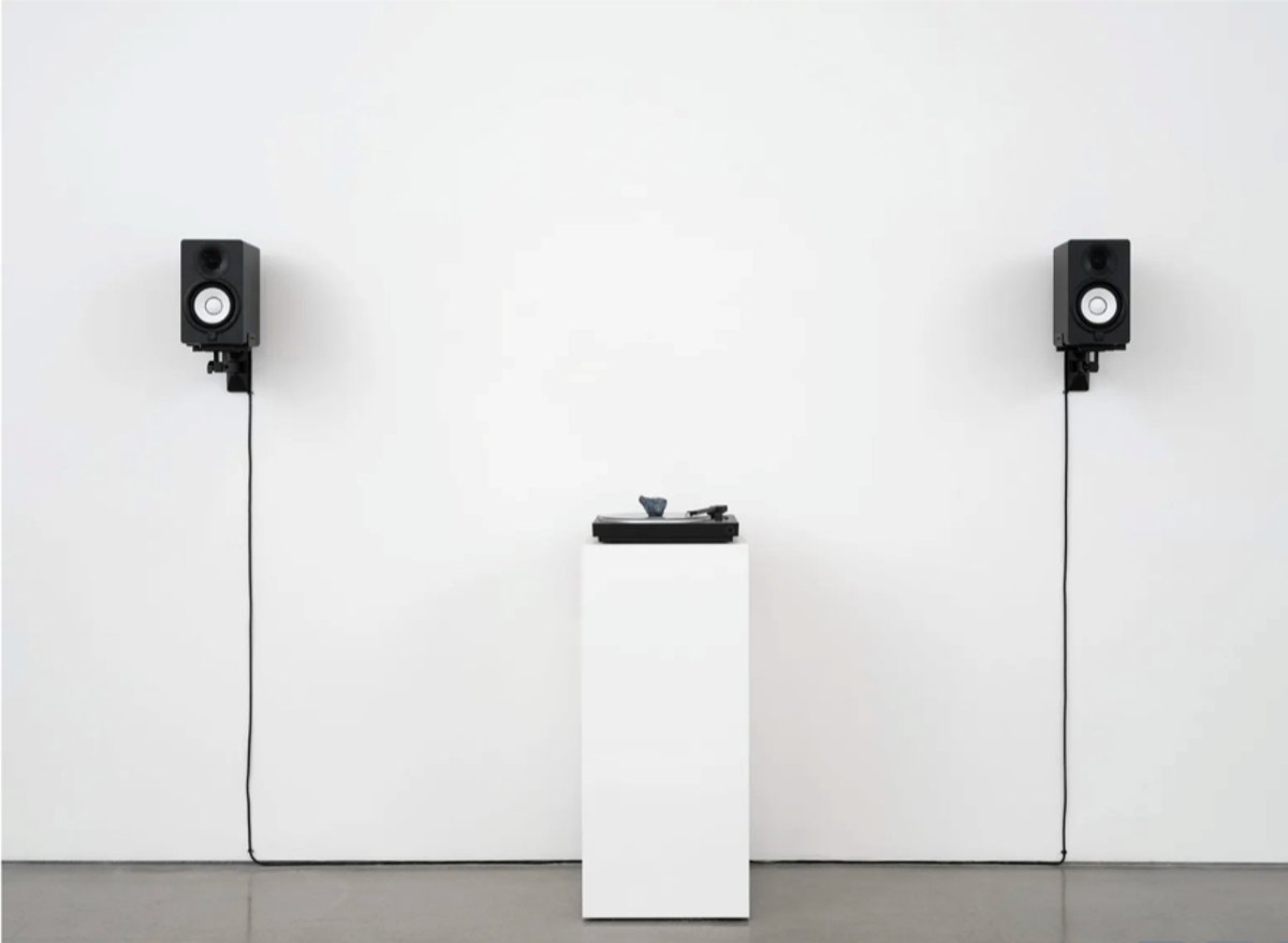 Christine Sun Kim, Community Sigh, 2025, plateaux, enceintes, stabilisateurs de vinyles en céramique, vinyles pressés sur mesure et son. Courtesy de l’artiste et de la galerie François Ghebaly. Photo D.R.