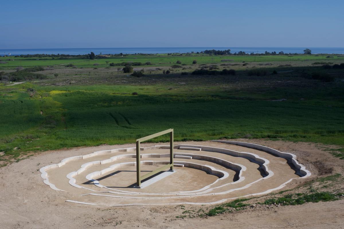 Rosa Barba, Inside the Outset : Evoking a Space of Passage, 2021, installation cinéma en plein air.
© Rosa Barba. Photo Marios Stylianou