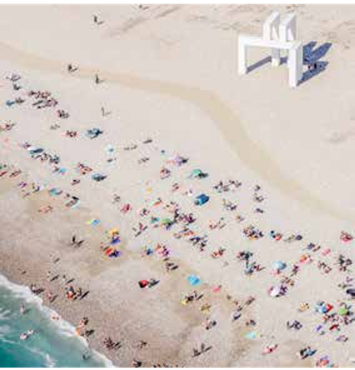 Sabina Lang & Daniel Baumann, Up #3, 2018, béton blanc, plage du Havre.© Philippe Bréard – Ville du Havre